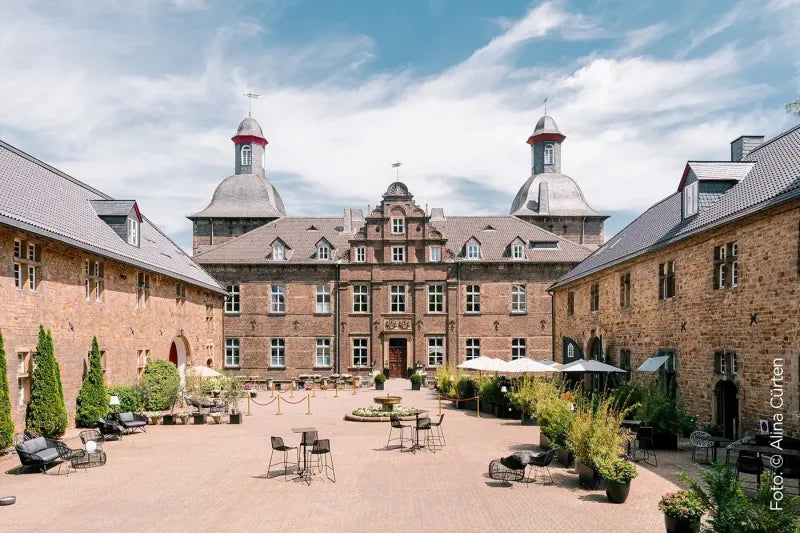 Auenaufnahme-Innenhof-quer_alina-cuerten (1)_800x800.webp